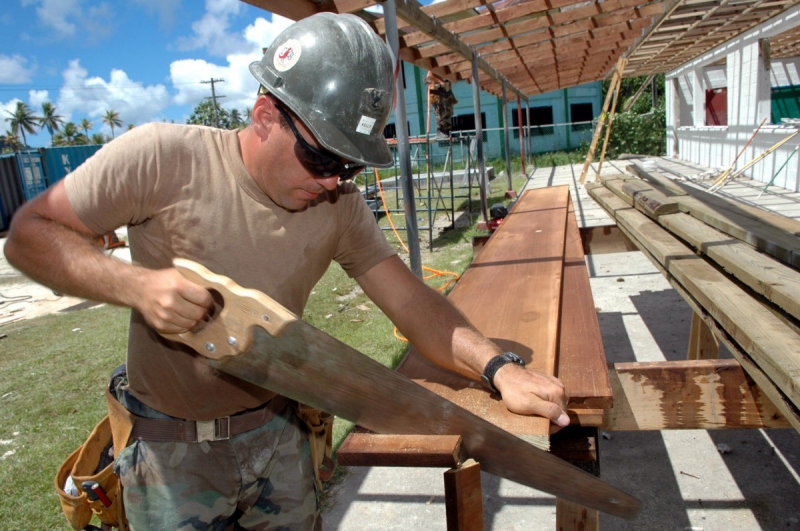 ebeniste-ST ANTONIN DU VAR-min_worker_construction_building_carpenter_male_job_build_helmet-893290